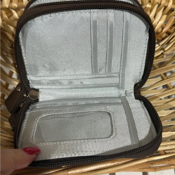Chic Brown Zip Wallet - Picture 4 of 6